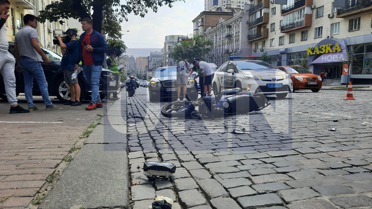 Масштабна ДТП у центрі Києва: мотоцикліст-іноземець спершу "вдарив" Mercedes, а потім відлетів на припарковані авто
