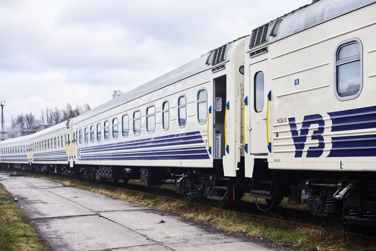 В Украине задерживается более десятка поездов, а для подвоза пассажиров задействованы автобусы