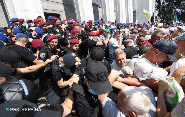 Протест під Радою: поліція застосувала сльозогінний газ проти ветеранів-силовиків