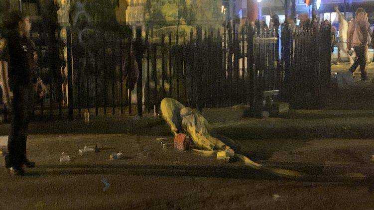 Протестующий в США опрокинул на себя статую и впал в кому.