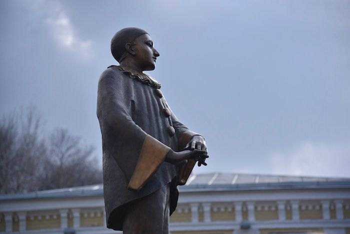 В Киеве открыли памятник звезде шансона Вертинскому