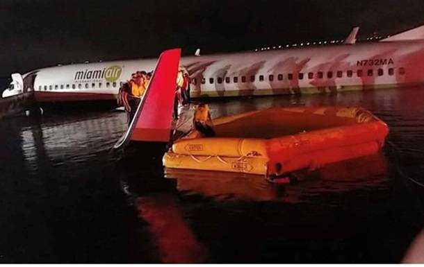 Пассажирский Boeing упав у річку в США
