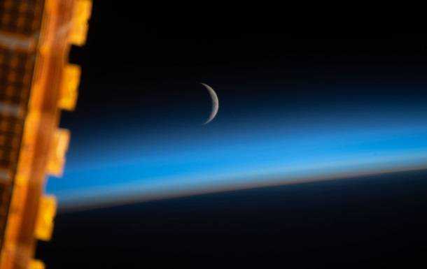 Астронавты сняли молодой месяц в голубой дымке