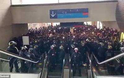 Мигранты захватили крупнейший аэропорт Франции