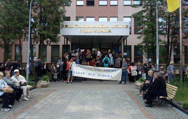 Активисты вторые сутки блокируют здание квалификационной комиссии судей