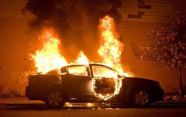 Во Львове ночью горели машины