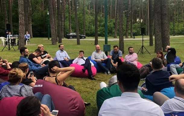 Зеленский собрал журналистов на встречу в лесу