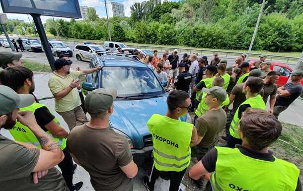Скандальная стройка в Киеве: активисты перекрыли стройплощадку машинами