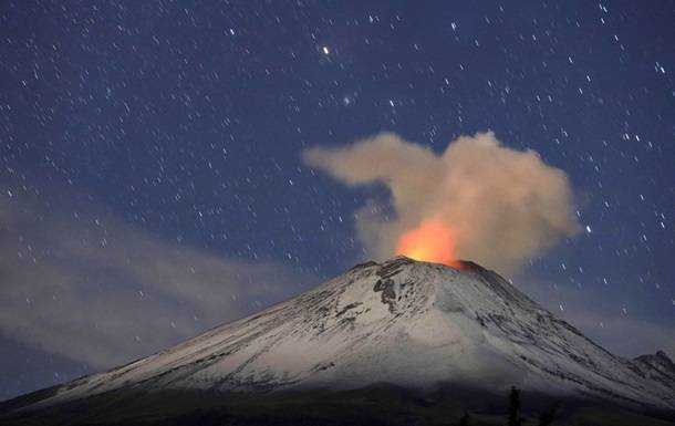 Вулкан вблизи Мехико выбросил столб пепла