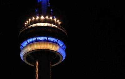 Самую высокую башню Канады подсветили в честь Украины