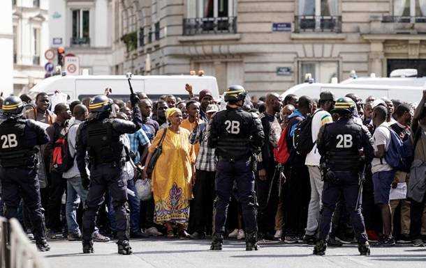 В Париже мигранты заблокировали Пантеон