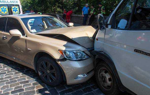 В Киеве возле "моста Кличко" водитель Lexus попал в ДТП и умер