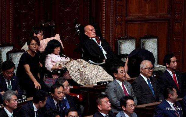 В парламенте Японии впервые появились парализованные депутаты