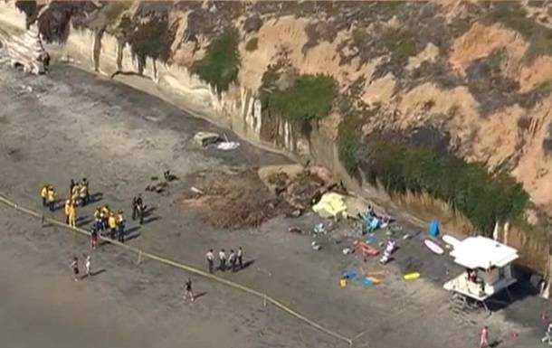 В США на пляж рухнула скала, есть жертвы