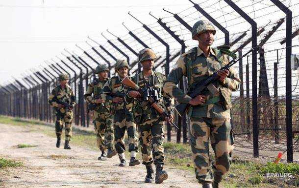 Пакистан перебрасывает военную технику на границу с Индией