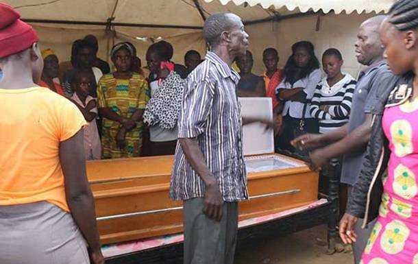 В Кении покойника откопали ради униформы