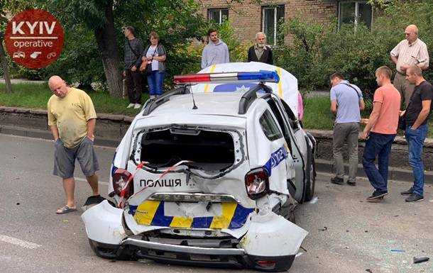 В Киеве внедорожник врезался в машину патрульных