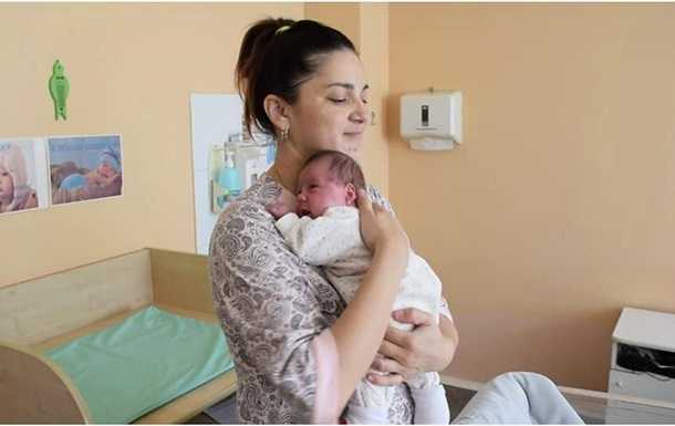 В Казахстане женщина родила двух детей с разницей в два месяца
