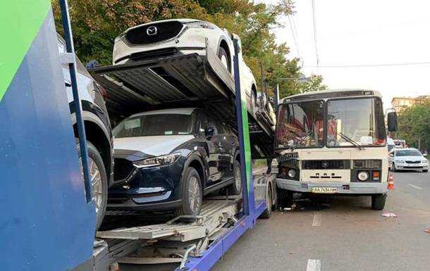 В Киеве автобус врезался в автовоз с новыми машинами