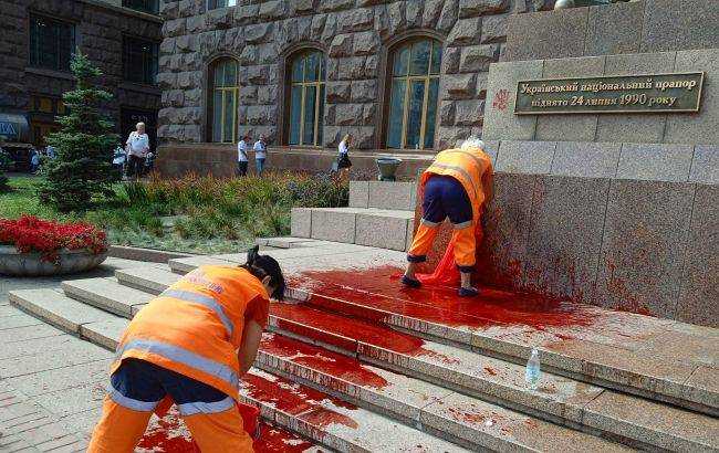 У центрі Києва після параду облили червоною фарбою постамент з прапором України