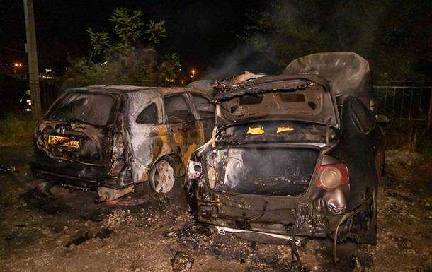 В Днепре ночью сгорели два авто