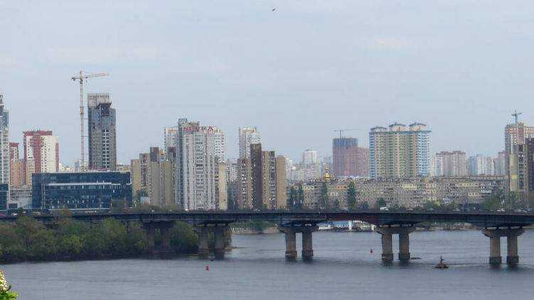 В Киеве из моста Патона повалил густой пар