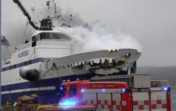В порту в Норвегии загорелся российский траулер