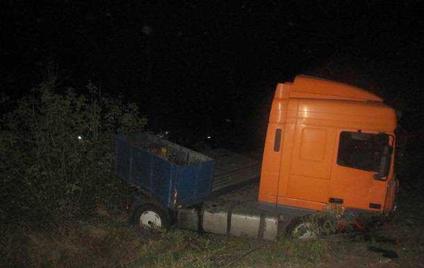 На Киевщине грузовик столкнулся с микроавтобусом из-за трактора