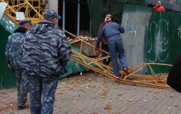 В центре Киева рухнул строительный кран