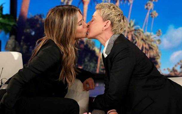 Дженнифер Энистон впервые поцеловалась с женщиной