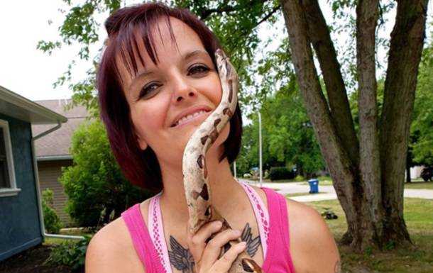 Мертвую женщину нашли на участке со 140 змеями