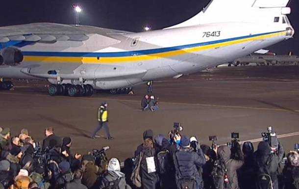 Самолет с освобожденными украинцами прибыл в Киев