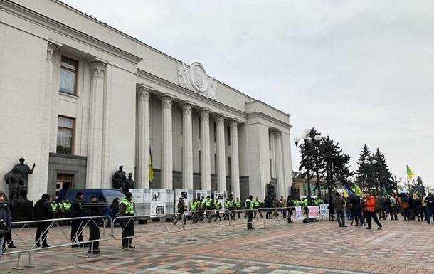 В центре Киева протестующие перекрыли движение
