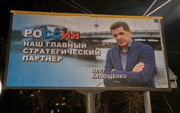 В Киеве за ночь поклеили и сняли билборды о России