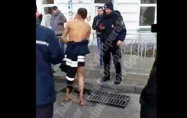 Киевские спасатели достали из ливневки голого мужчину