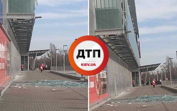 В Киеве рухнула часть стеклянного фасада ТРЦ
