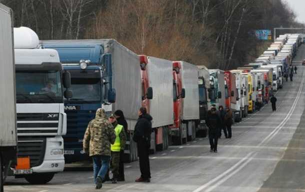 Водители фур блокируют въезды и центр Киева.Часть грузовиков проводит акцию протеста под Кабмином.