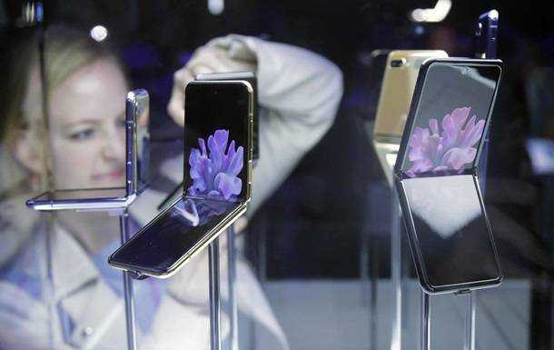 Корпорация Samsung представил новый гибкий смартфон