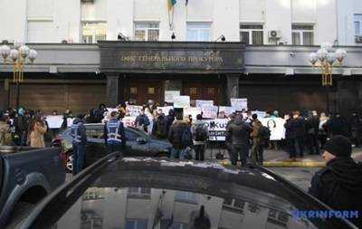 Под окнами премьер-министра Рябошапки активисты требуют освободить Кузьменко