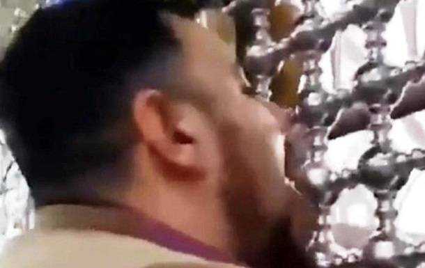 В Иране целуют и облизывают святыни от коронавируса