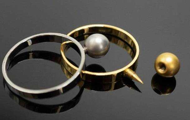 Ювелиры изготовили кольцо с лезвием для самообороны