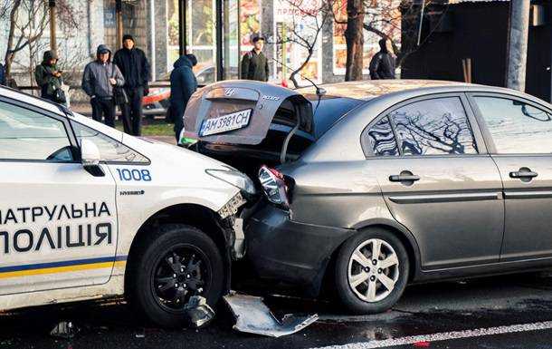 В Киеве патрульный на Prius протаранил автомобили