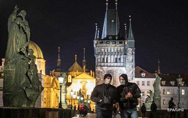 Чехия начала закрывать города из-за коронавируса