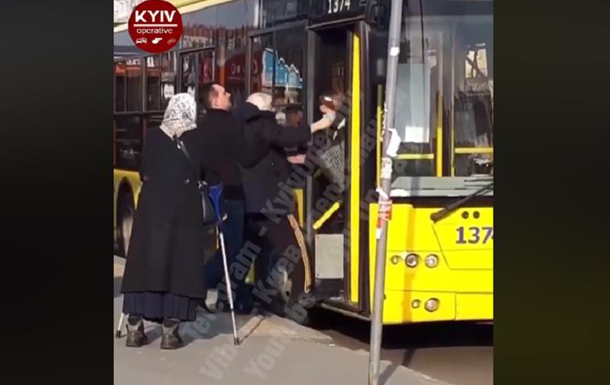 Из киевского автобуса вытащили пожилого мужчину
