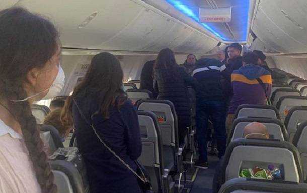 В Борисполе 50 пассажиров отказываются от обсервации, их держат в самолете