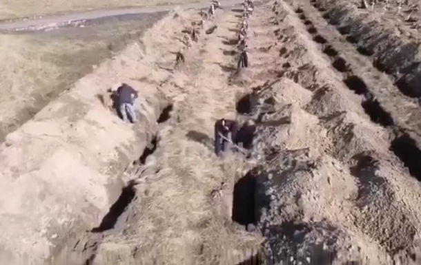 Появилось видео выкопанных могил в Днепре для будущих жертв