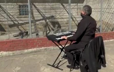 Одесский зоопарк показал, как директор играет животным