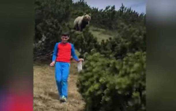 В Италии ребенок спокойно ушел от дикого медведя