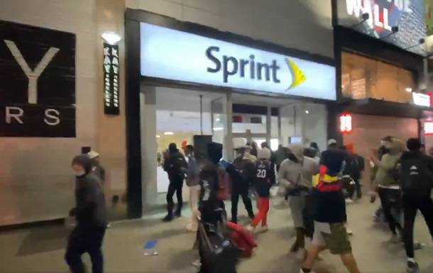 В Нью-Йорке толпы протестующих грабят магазины