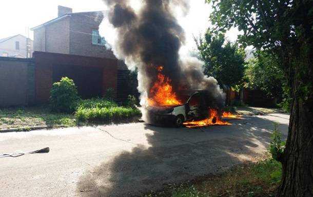 В Никополе сгорело авто с человеком
